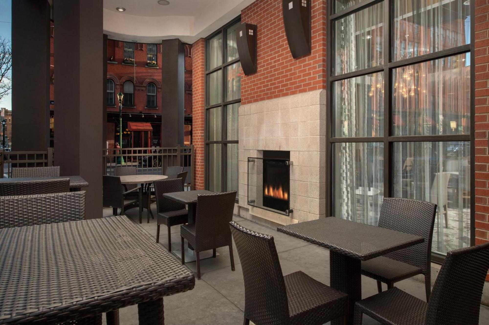Отель Courtyard By Marriott Syracuse Downtown At Armory Square Экстерьер фото