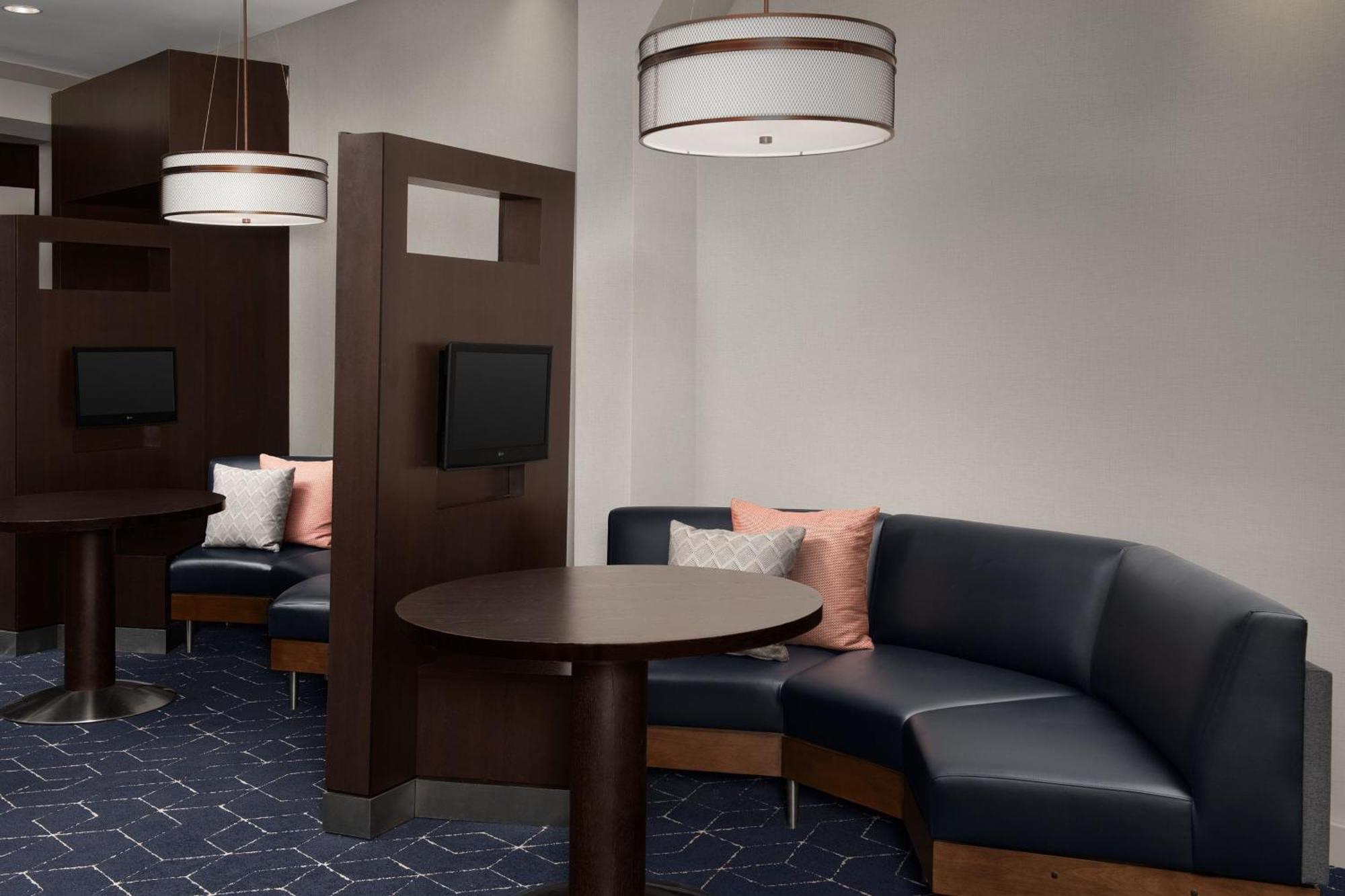 Отель Courtyard By Marriott Syracuse Downtown At Armory Square Экстерьер фото