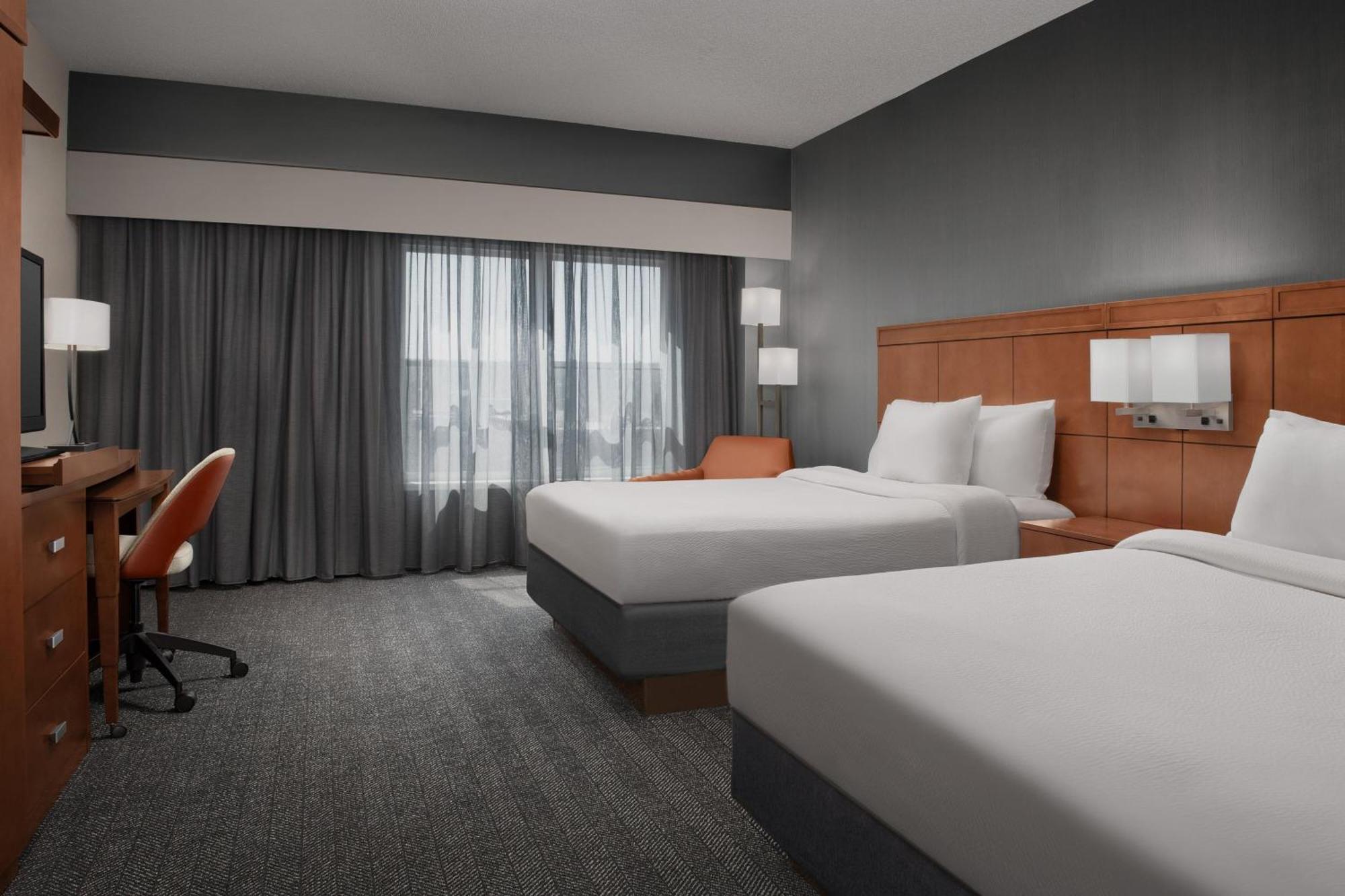 Отель Courtyard By Marriott Syracuse Downtown At Armory Square Экстерьер фото